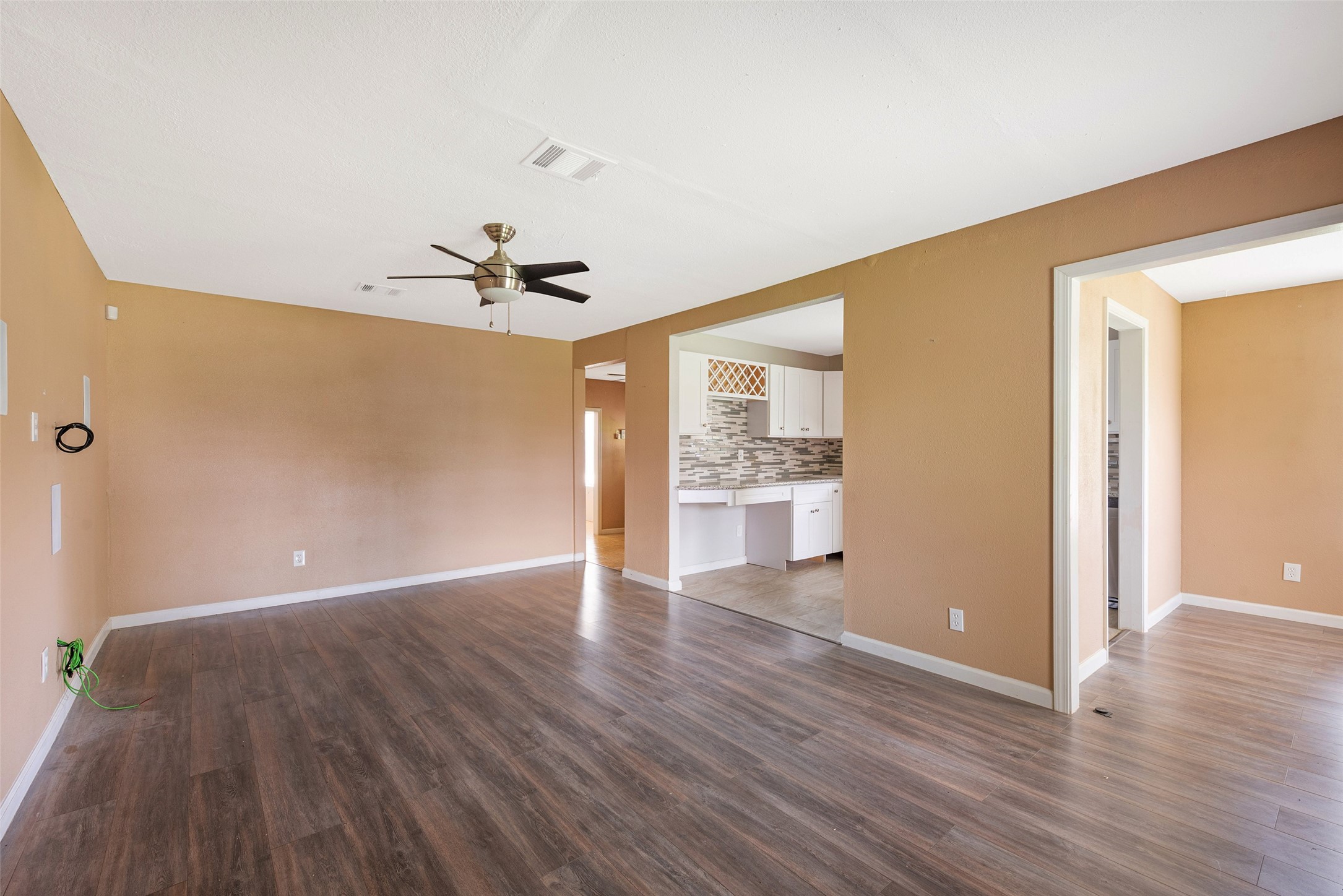 202 Norview Drive Houston, TX 77022 - Photo 2 of 24