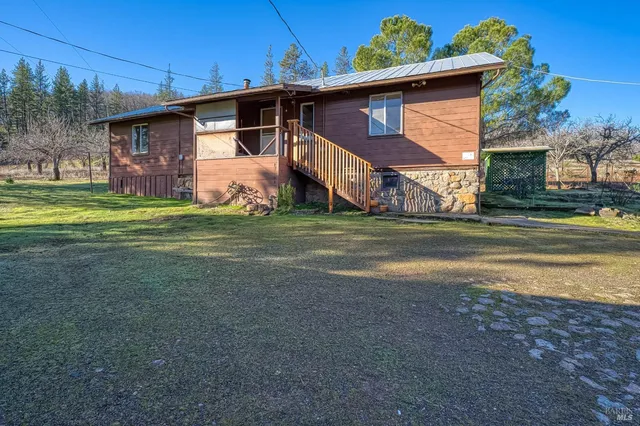 a view of a house with a yard