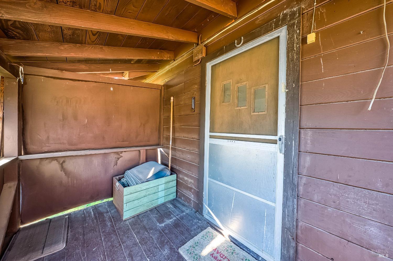 11415 Seigler Springs Road Middletown, CA 95461 - Photo 10 of 52 a room with a mirror