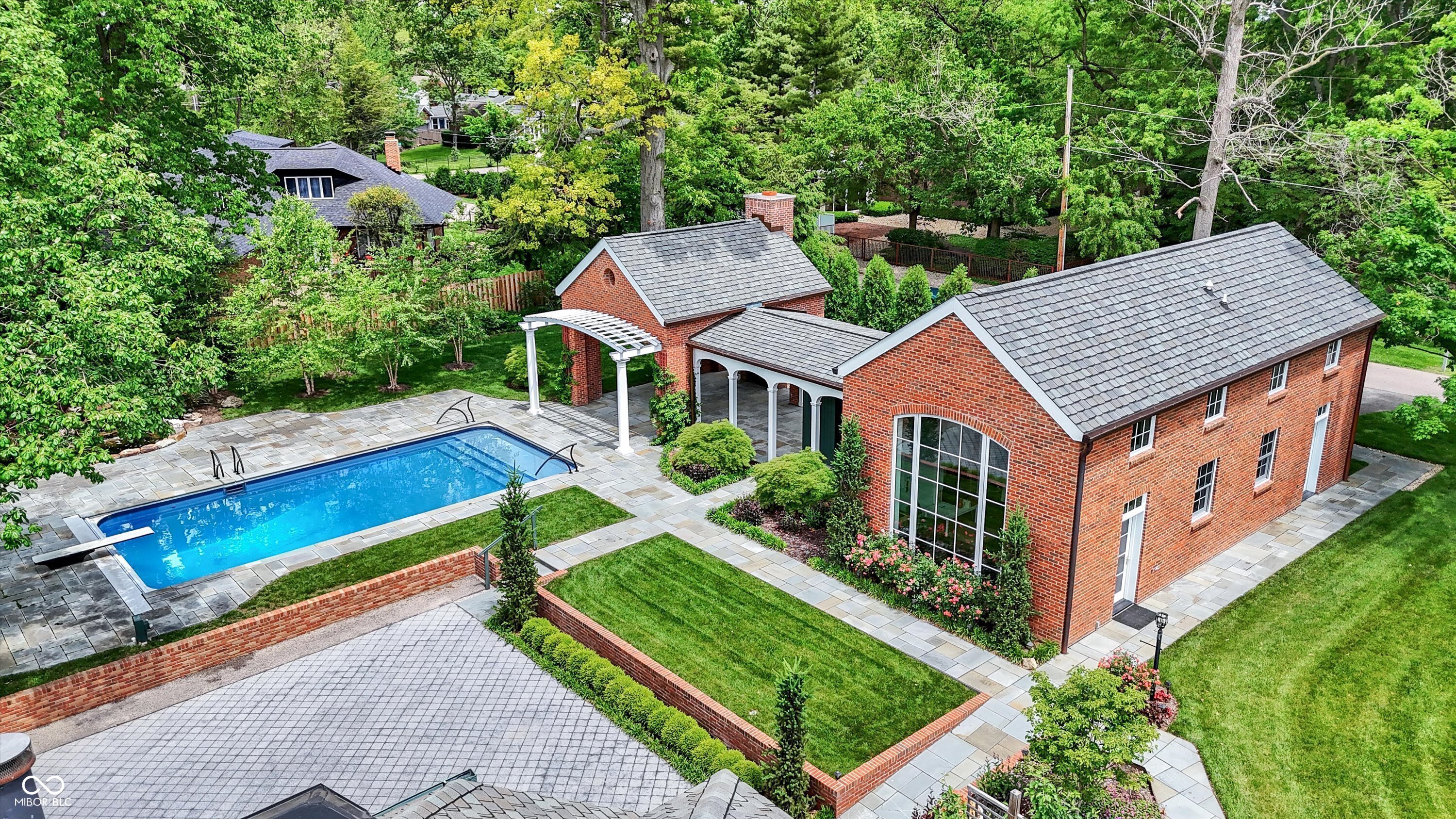 2505 Riverside Drive Columbus, IN 47201 - Photo 2 of 84 Gallery Image 2