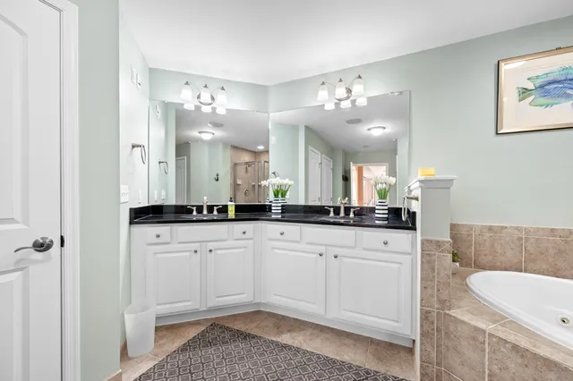 $619,900 | 100 Bridgewater Pointe Place, Unit 102, Moneta, VA 24121