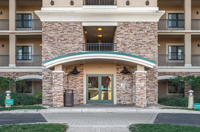 $619,900 | 100 Bridgewater Pointe Place, Unit 102, Moneta, VA 24121