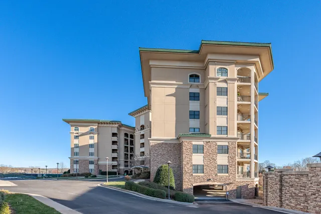 $619,900 | 100 Bridgewater Pointe Place, Unit 102, Moneta, VA 24121