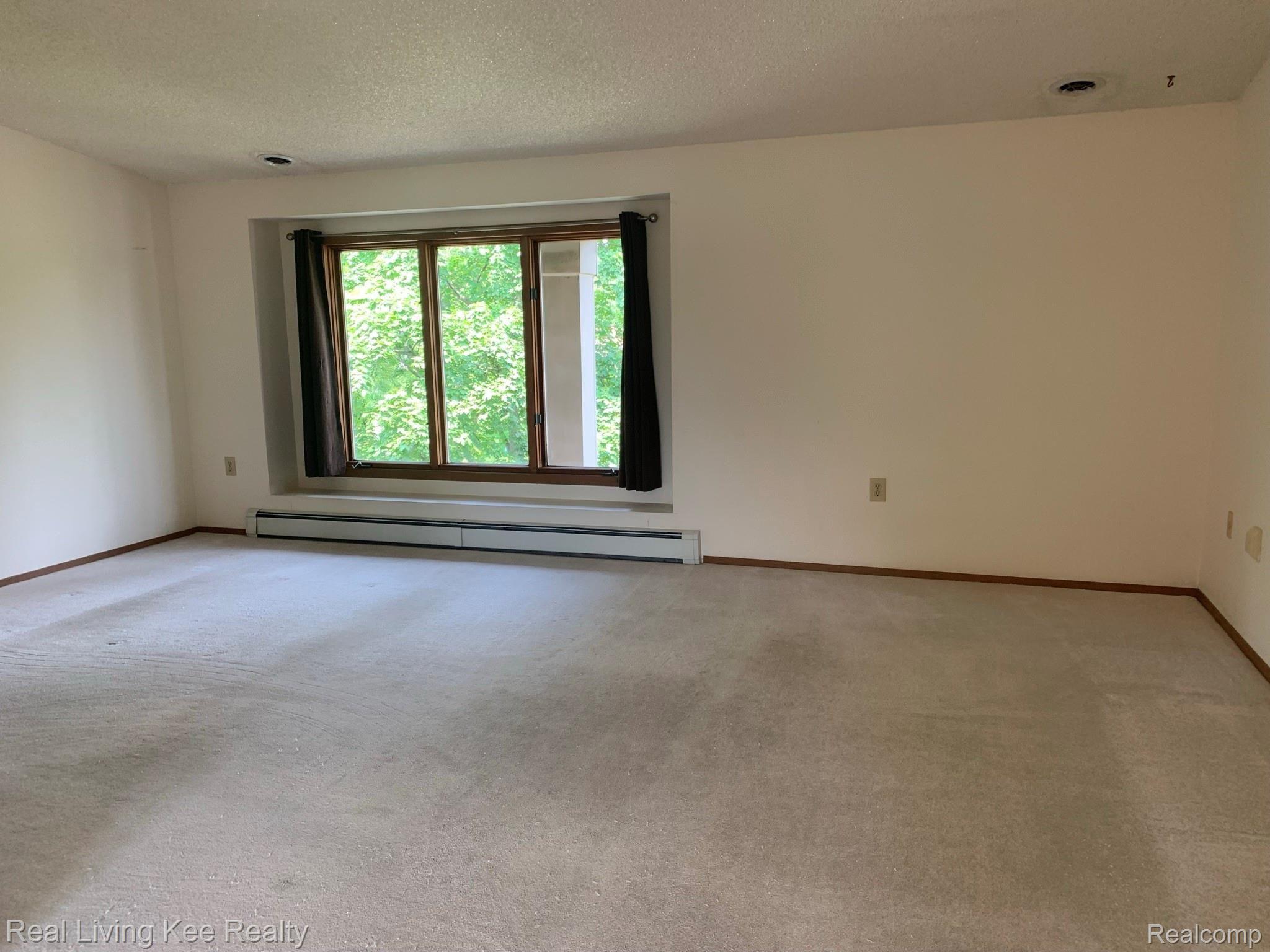 2272 London Bridge Drive, Unit 51 Rochester, MI 48307 - Photo 8 of 31 Family Room