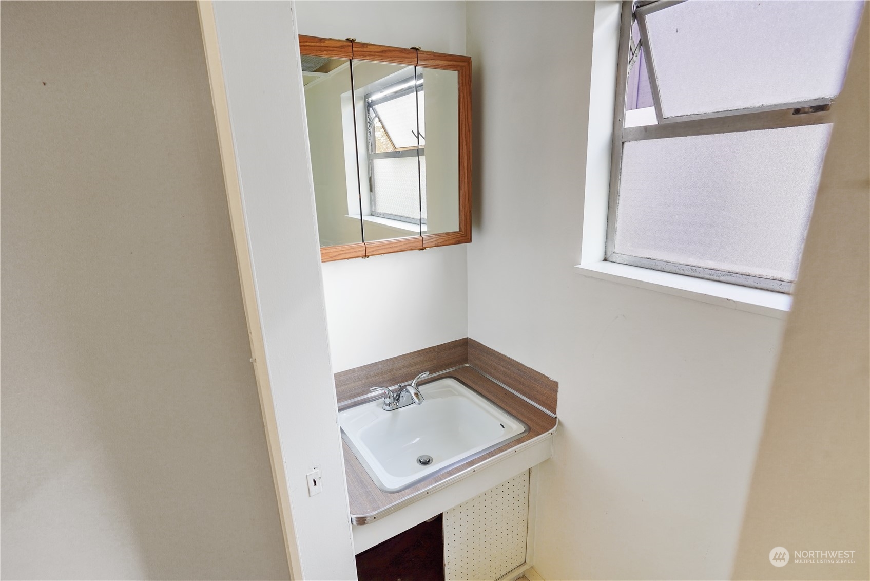 2852 Southwest Genesee Street Seattle, WA 98126 - Photo 9 of 40 Gallery Image 9