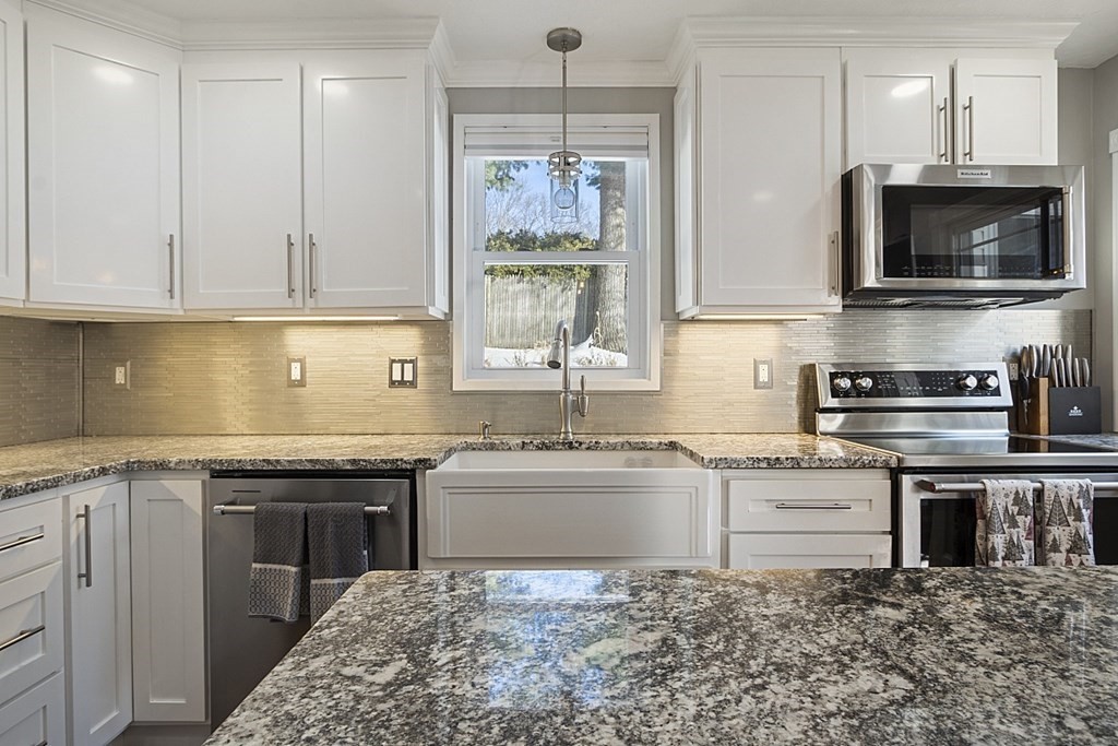 15 Davis Road Methuen, MA 01844 - Photo 5 of 23 Gallery Image 5