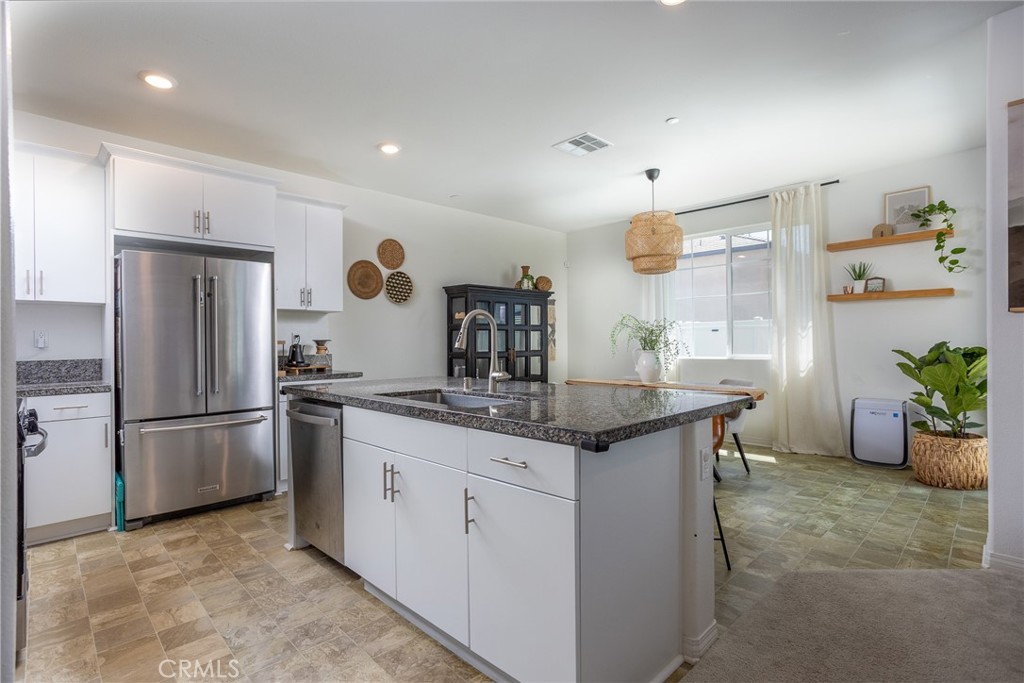 2467 Gunner Ridge Way Rialto, CA 92377 - Photo 6 of 38