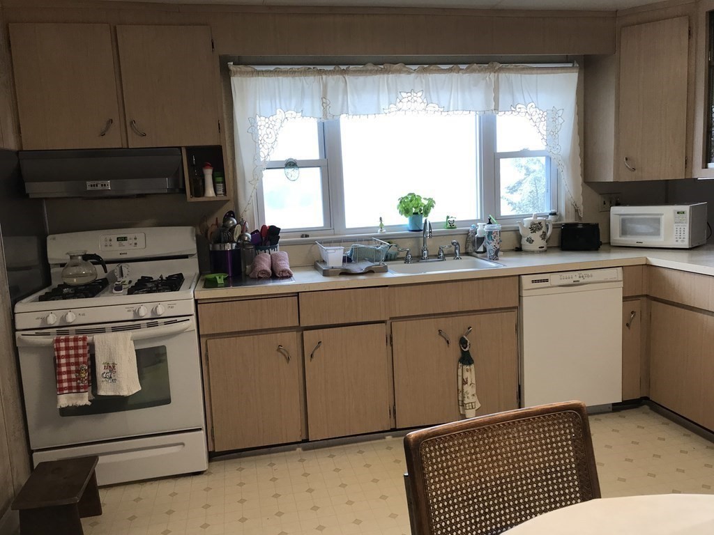 28 West Shore Road Holbrook, MA 02343 - Photo 8 of 18