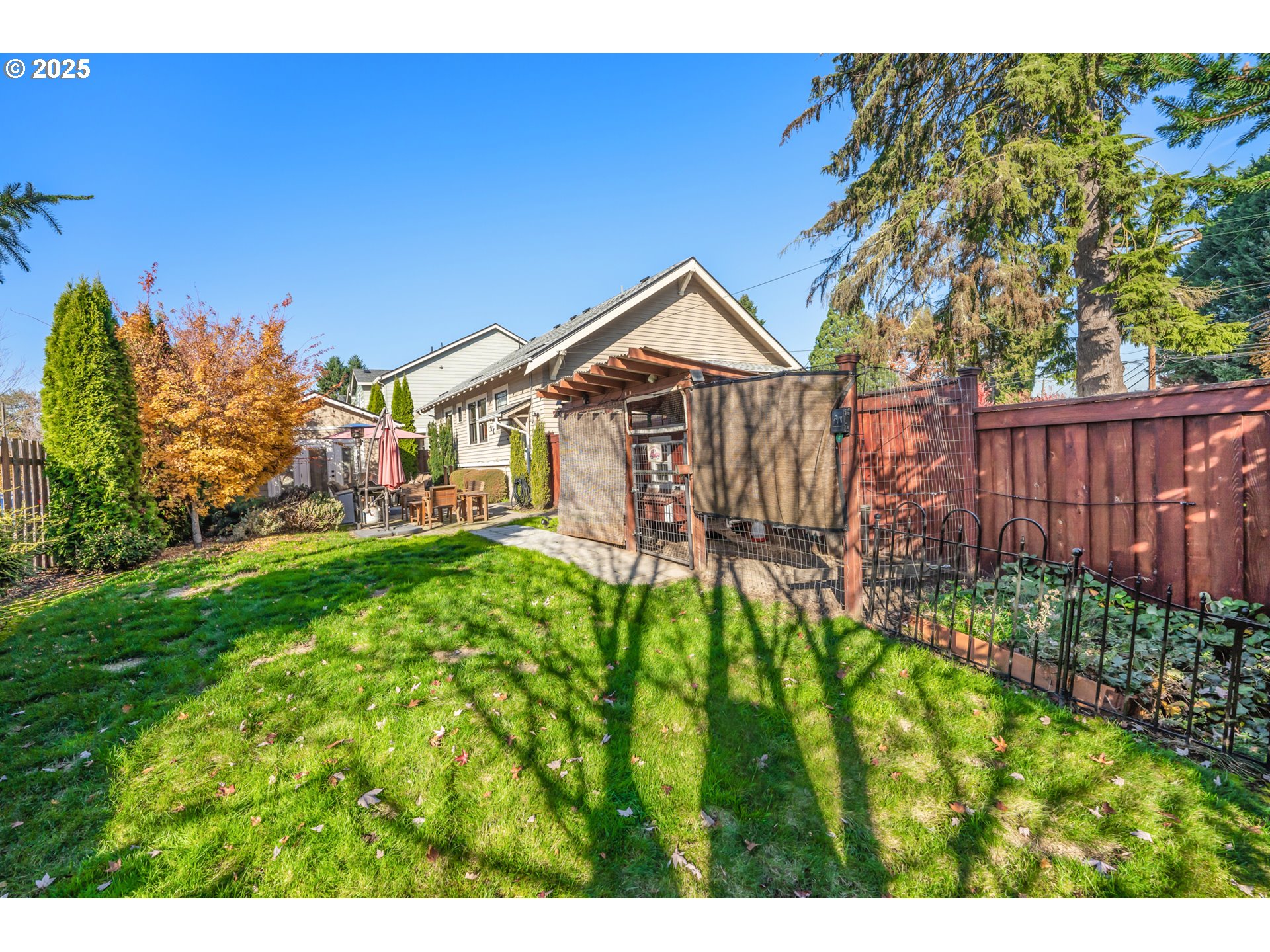 9670 Southwest Frewing Street Portland, OR 97223 - Photo 35 of 40 a front view of a house with garden