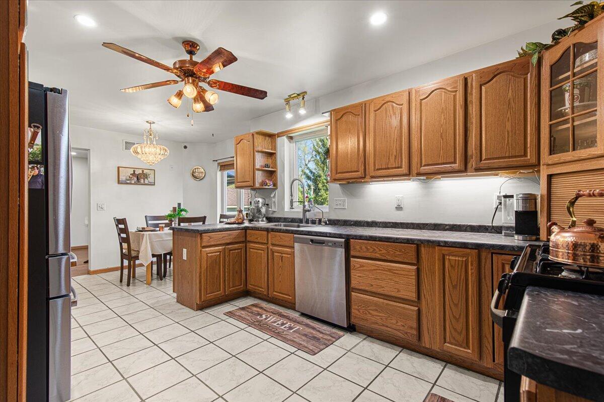 2350 East Sandy Acre Road West Bend, WI 53090 - Photo 12 of 42 Kitchen