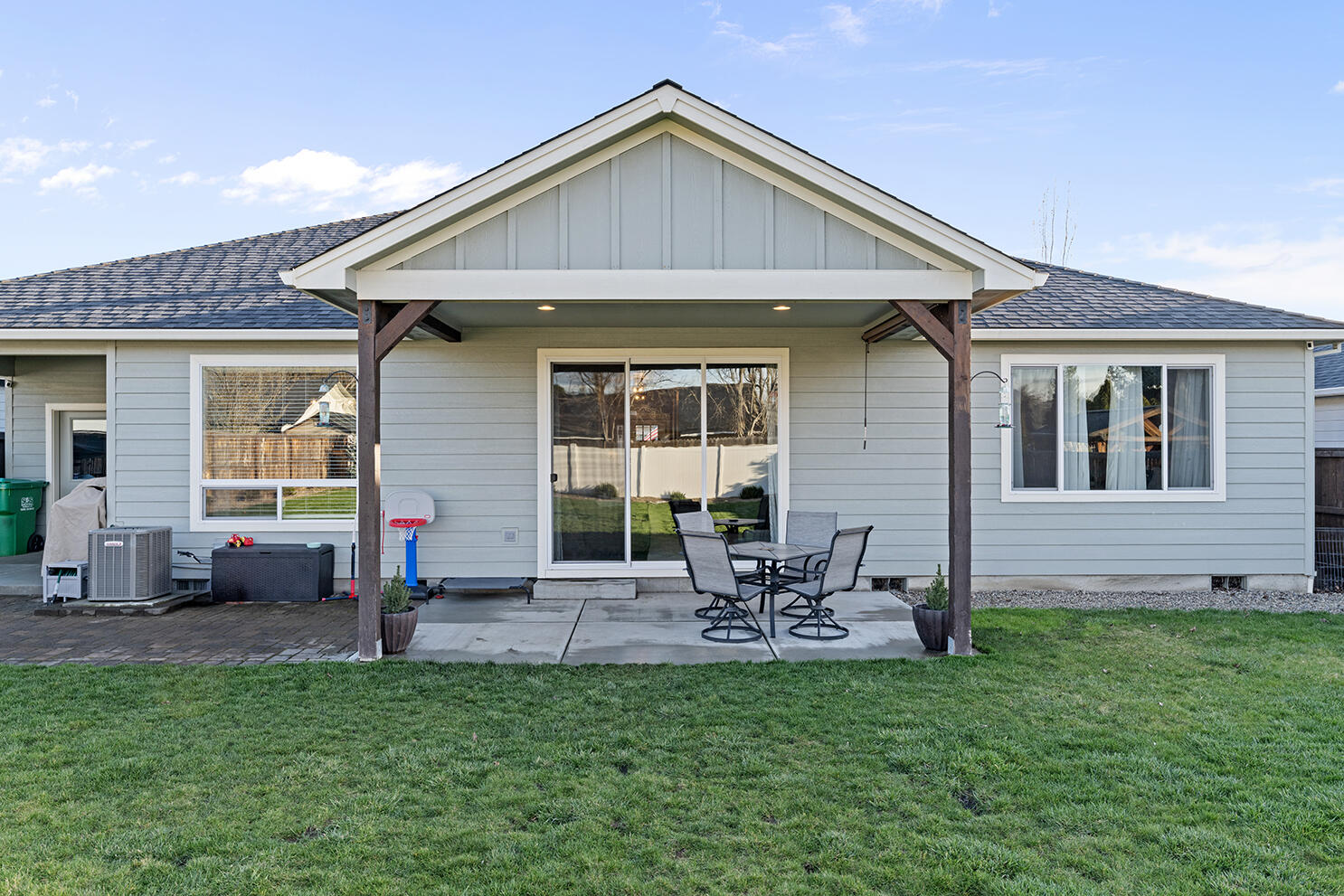 1043 Arrowhead Trail Eagle Point, OR 97524 - Photo 29 of 29 a backyard of a house with table and chairs