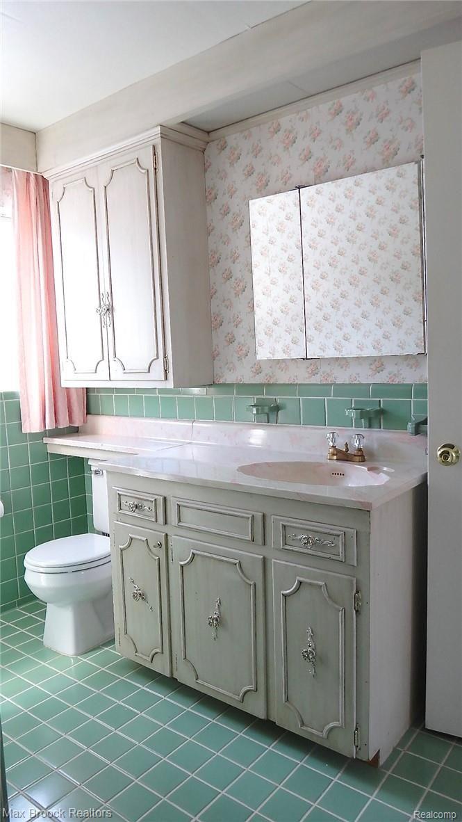295 Cloverly Road Grosse Pointe, MI 48236 - Photo 30 of 40 Full Hall Bath