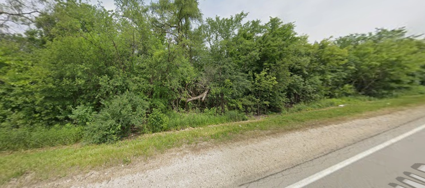 86 West Dundee Road Barrington Hills, IL 60010 - Photo 1 of 2 a view of a yard with a plants and trees
