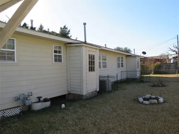 a view of a house with backyard