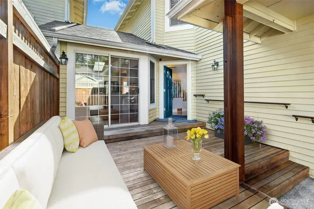 a view of sitting area with furniture