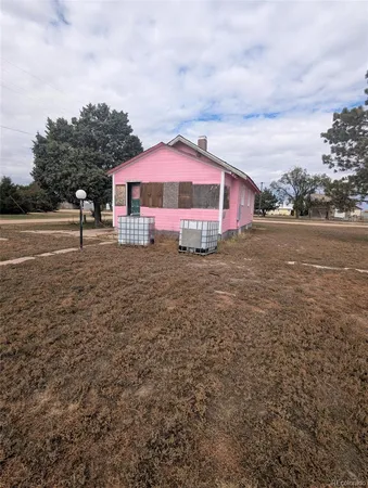 a view of a yard in front of the house