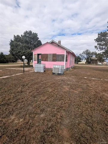 a view of a yard in front of the house