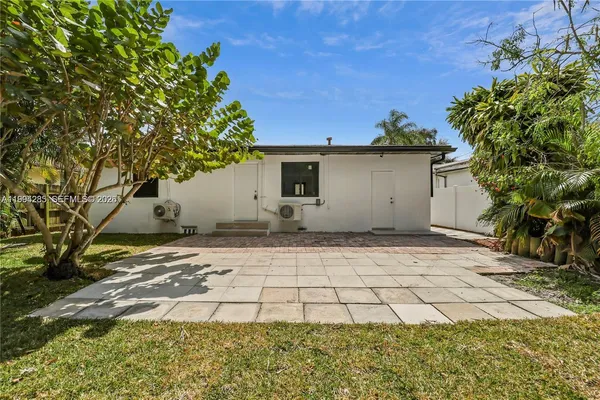 a view of a backyard