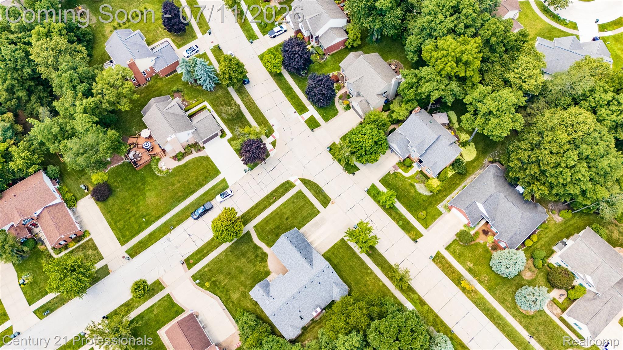 689 Woodfield Way Rochester, MI 48307 - Photo 52 of 61 Aerial perspective of a residential neighborhood featuring established homes with diverse rooflines and varying architectural styles