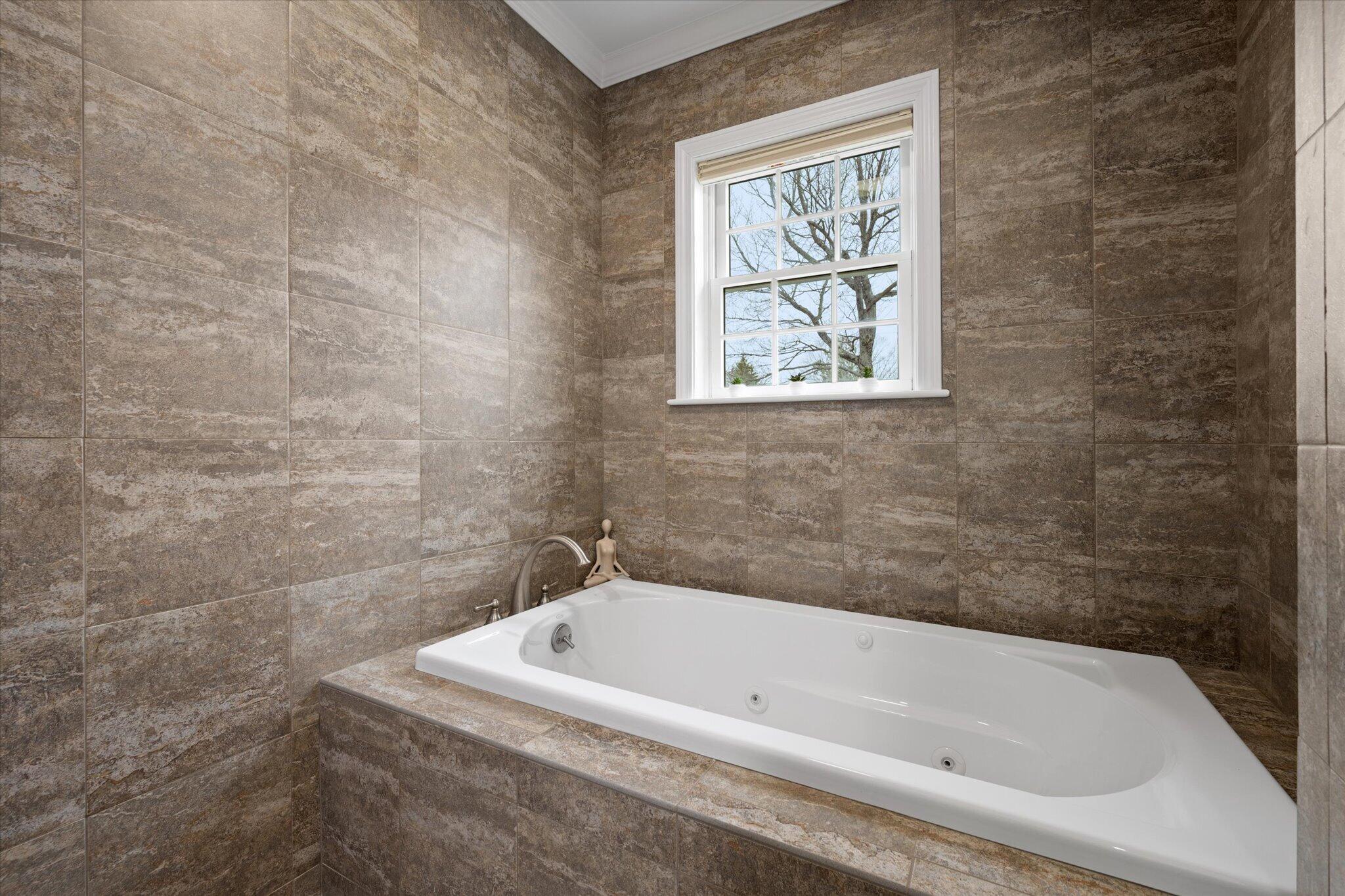 43 Darling Parke Drive Bangor, ME 04401 - Photo 33 of 110 33-Primary Bathroom