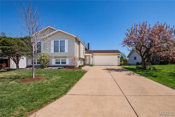 $329,900 | 1607 Enwood Drive, St. Peters, MO 63376