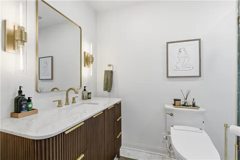 $700,000 | 401 Huntington Road, Kansas City, MO 64113