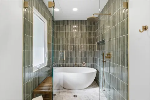 $700,000 | 401 Huntington Road, Kansas City, MO 64113