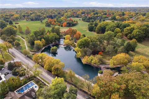 $700,000 | 401 Huntington Road, Kansas City, MO 64113