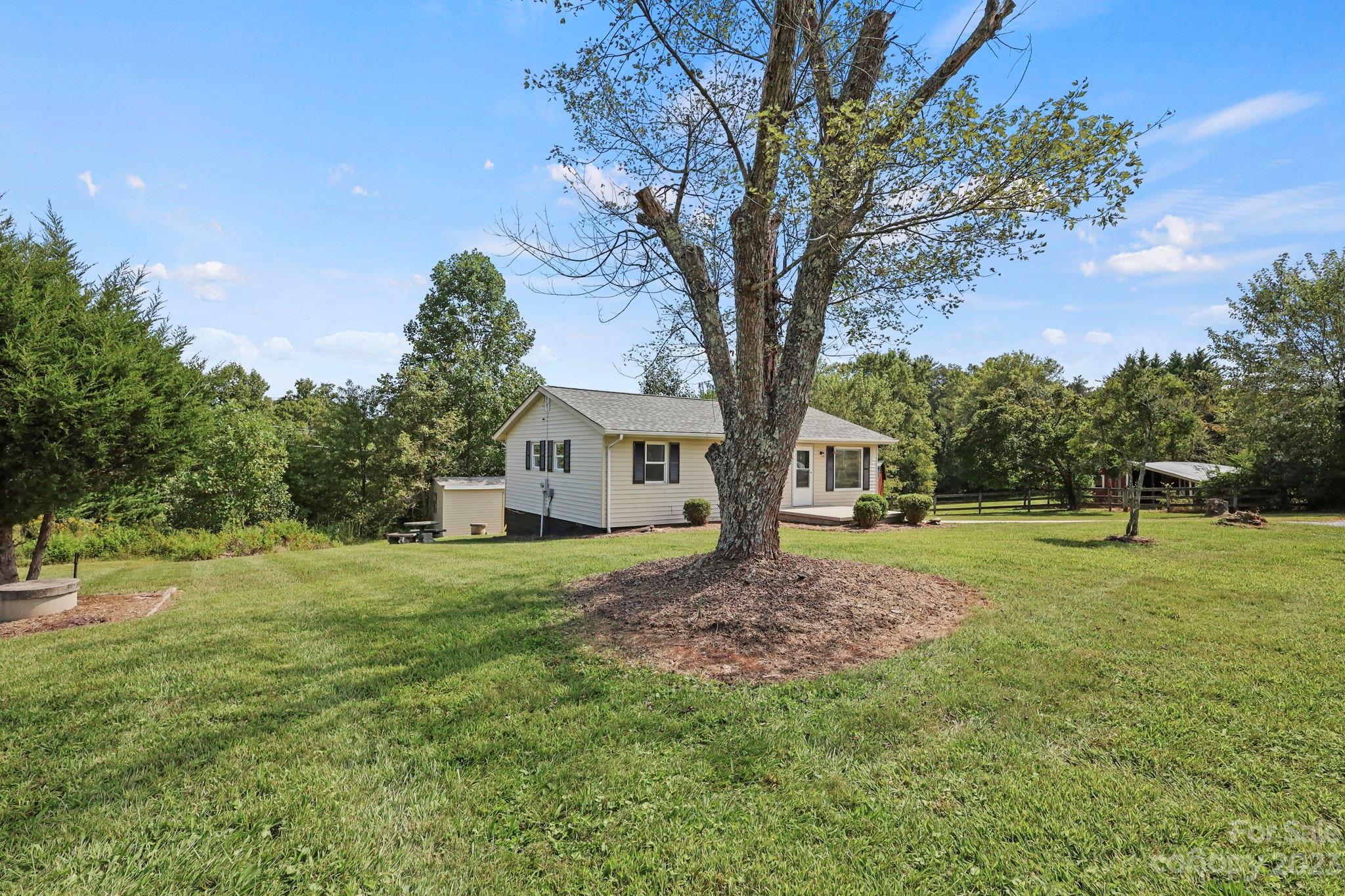 3992 Grandin Road Lenoir, NC 28645 - Photo 4 of 32 Gallery Image 4