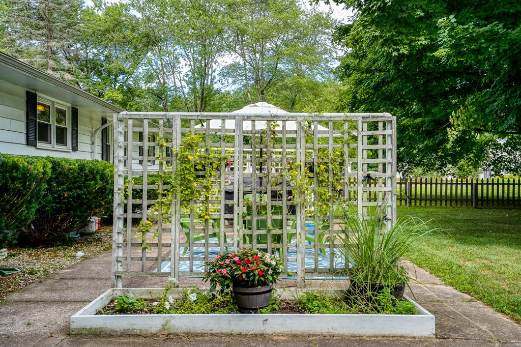 726 N Road Westfield, MA 01085 - Photo 13 of 42