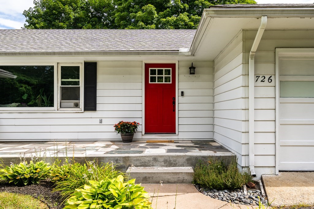 726 N Road Westfield, MA 01085 - Photo 5 of 42
