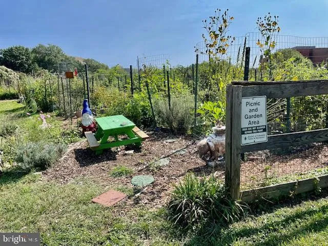 $2,950 | 3871 Porter Street Northwest, Unit E293, Washington, DC 20016