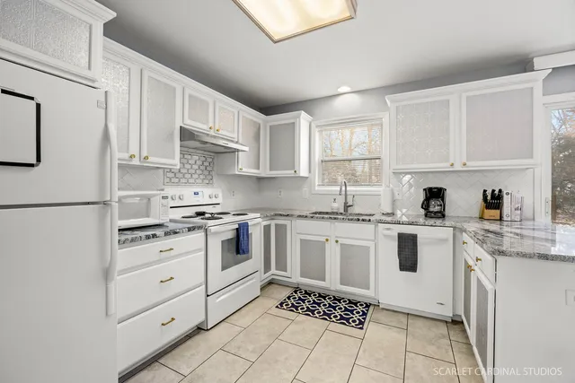 $335,000 | 430 Turnbury Court East, DeKalb, IL 60115