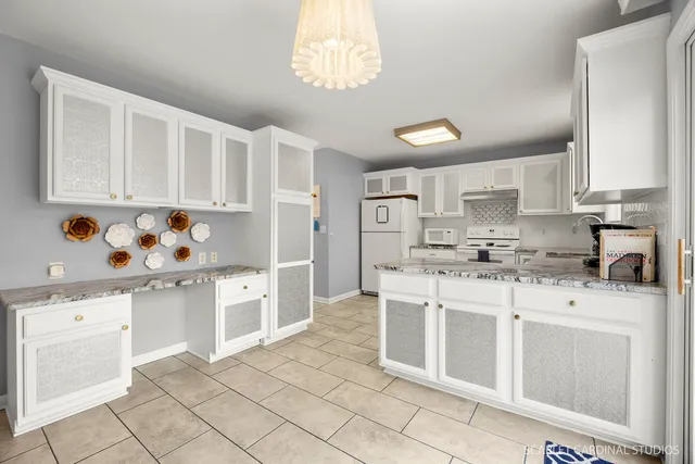 $335,000 | 430 Turnbury Court East, DeKalb, IL 60115