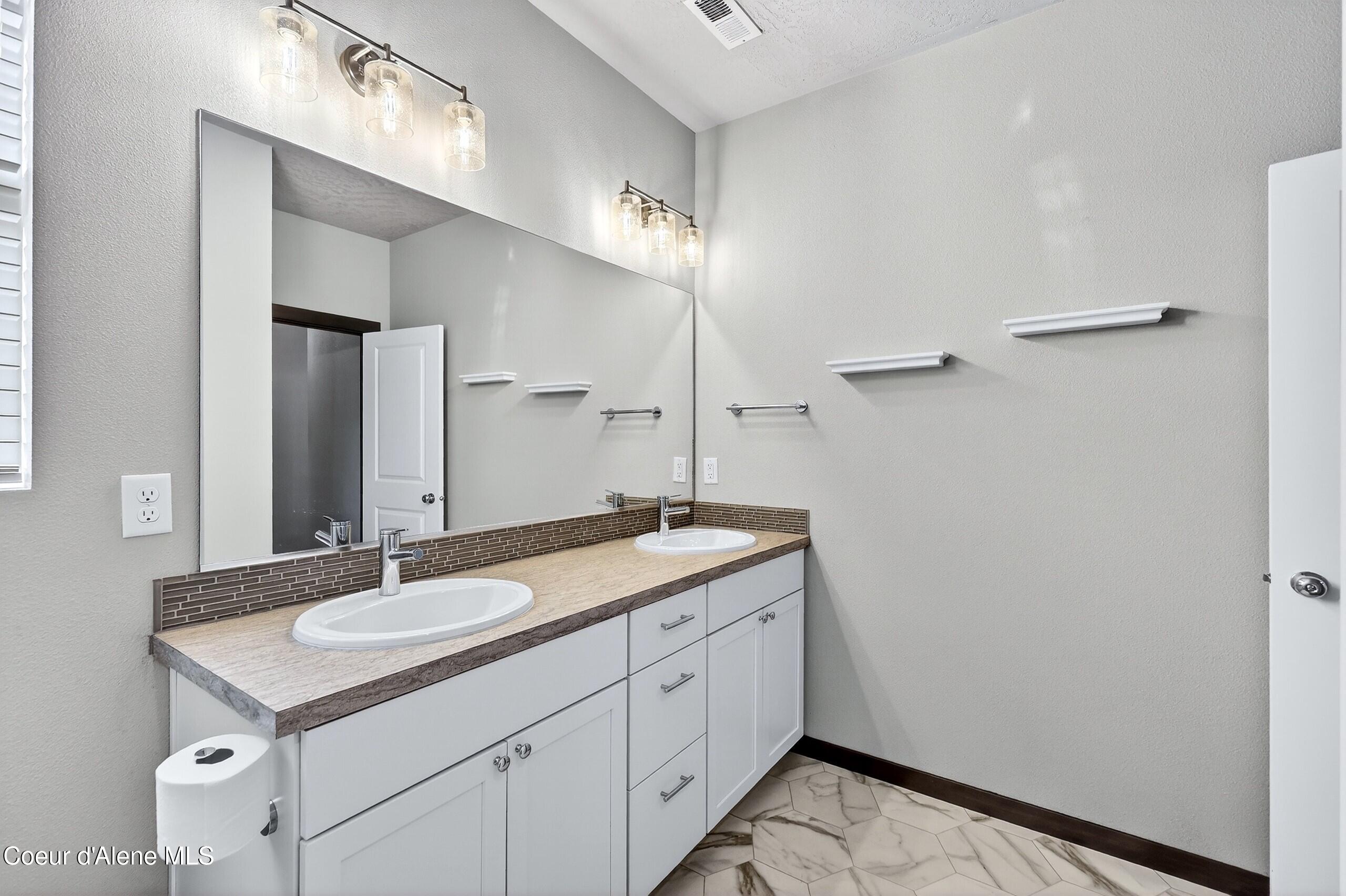 193 Inkwood Street Post Falls, ID 83854 - Photo 23 of 47 023_Guest Bath