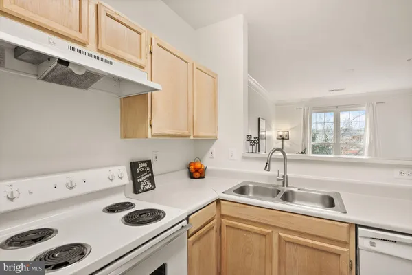 $290,000 | 1601 Spring Gate Dr., Unit 1116, McLean, VA 22102