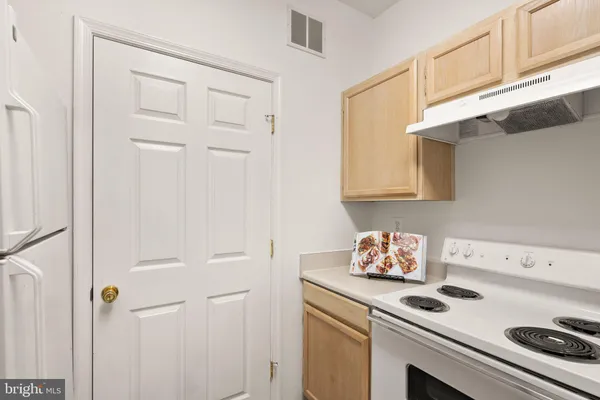 $290,000 | 1601 Spring Gate Dr., Unit 1116, McLean, VA 22102