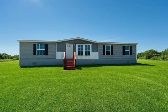 a view of a house with backyard