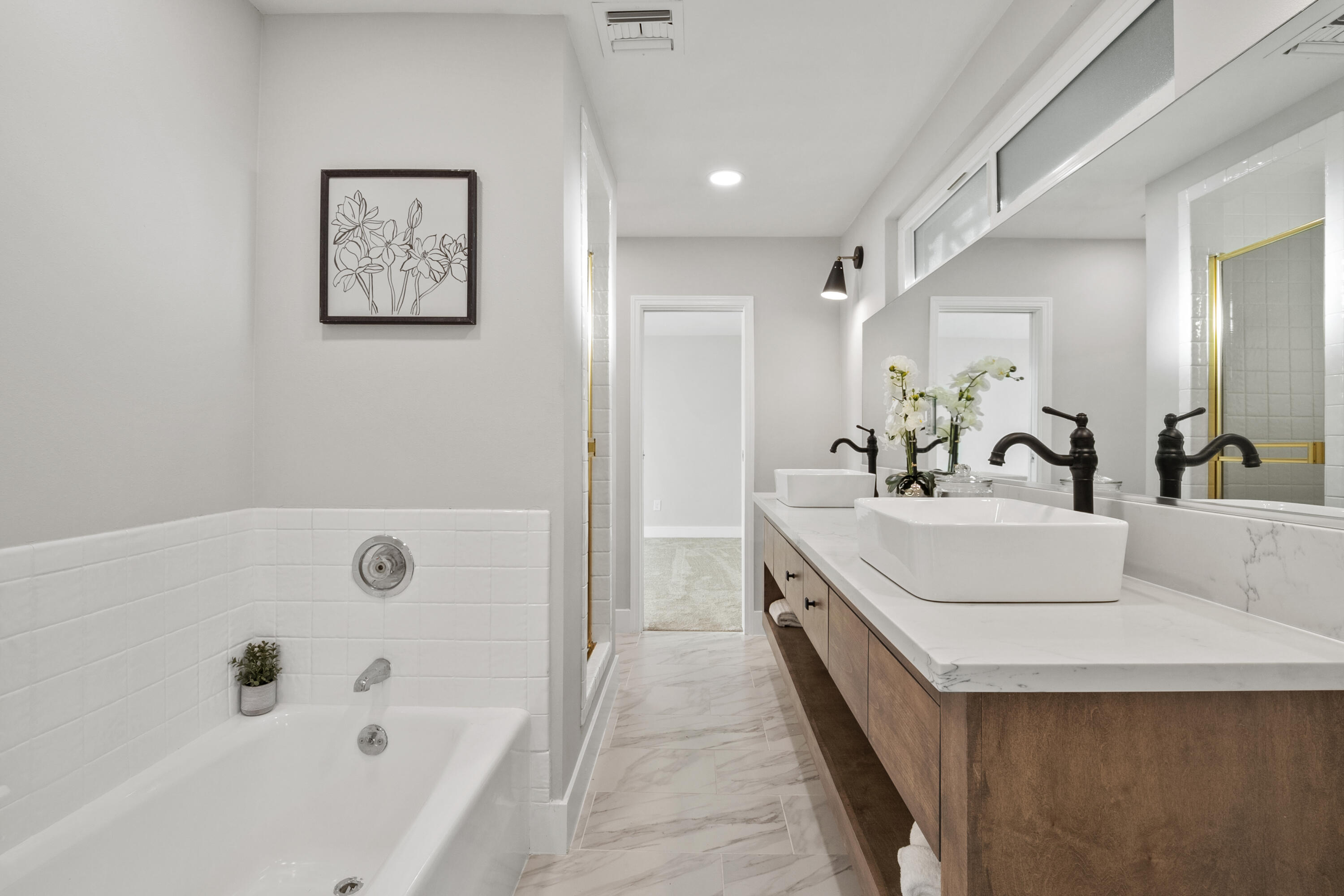 1530 Crestview Trail Acton, CA 93510 - Photo 8 of 43 a en suite bathroom with a double vanity sink and a bathtub