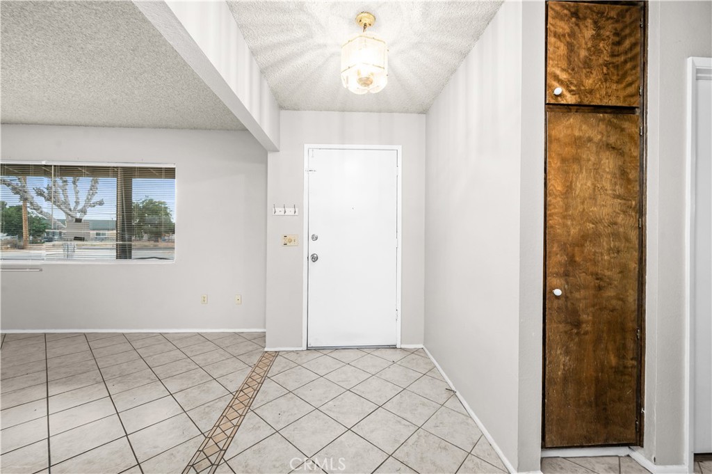 13755 Mohawk Road Apple Valley, CA 92307 - Photo 12 of 66