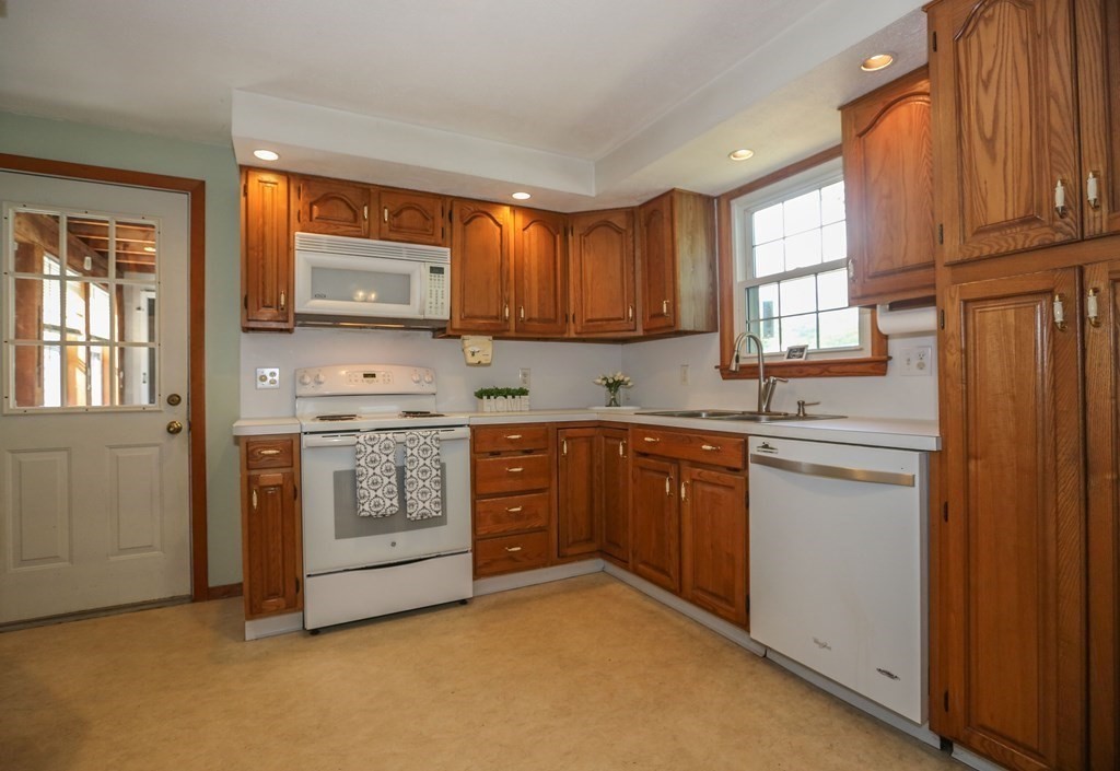 2 Elizabeth Road Hudson, MA 01749 - Photo 6 of 27 Gallery Image 6