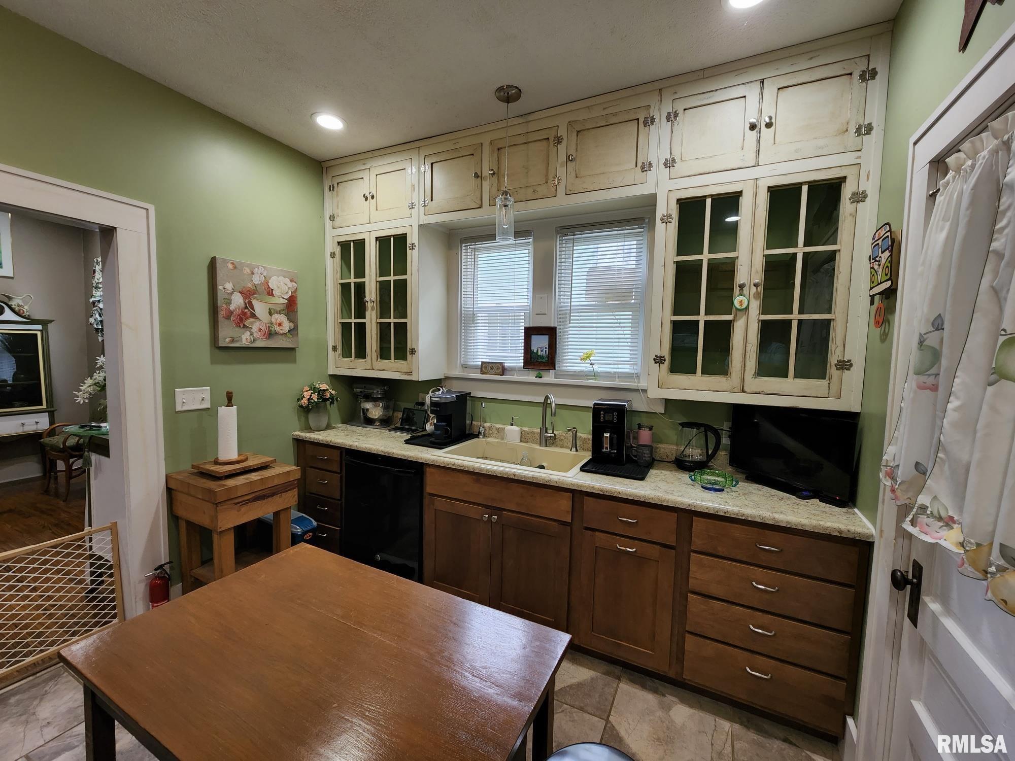 1045 North 6th Street Springfield, IL 62702 - Photo 3 of 27