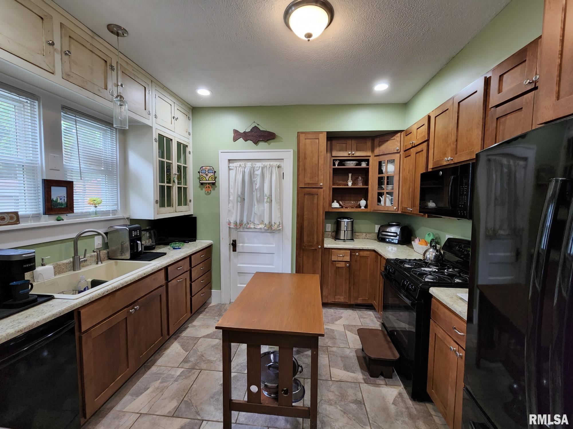1045 North 6th Street Springfield, IL 62702 - Photo 5 of 27