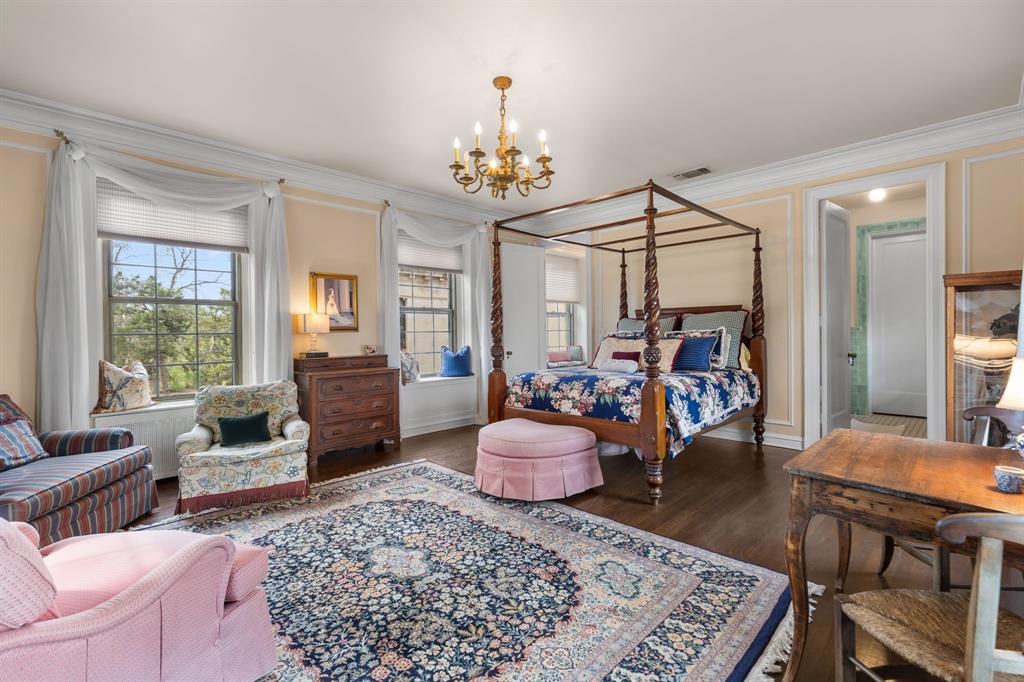 3100 Hamilton Boulevard Wichita Falls, TX 76308 - Photo 29 of 40 a living room with furniture and a chandelier
