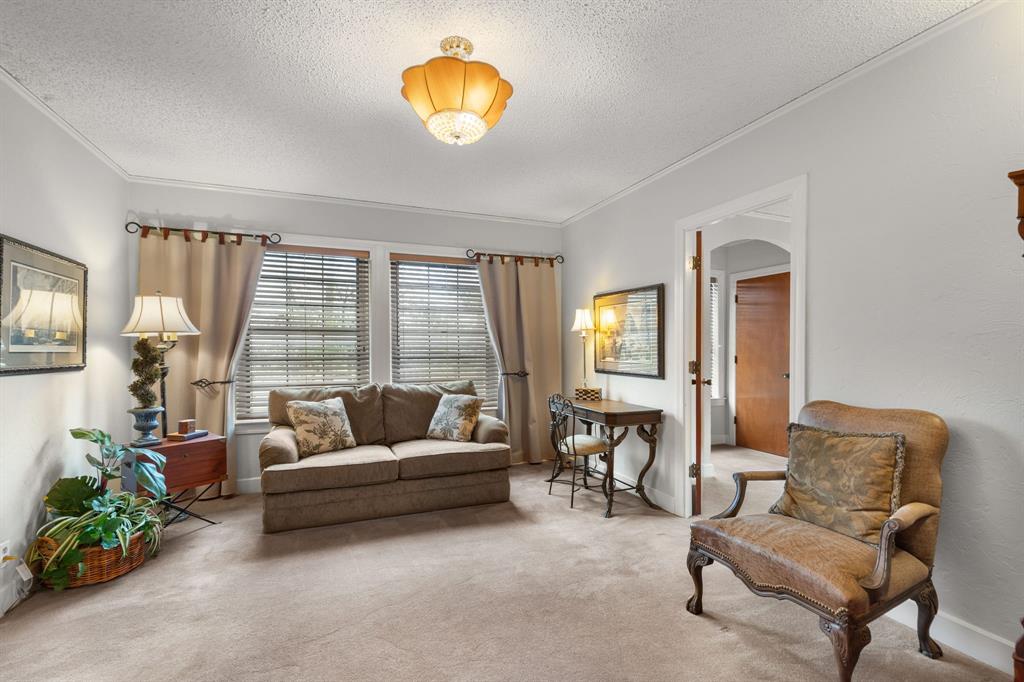 3100 Hamilton Boulevard Wichita Falls, TX 76308 - Photo 34 of 40 a living room with furniture and a large window