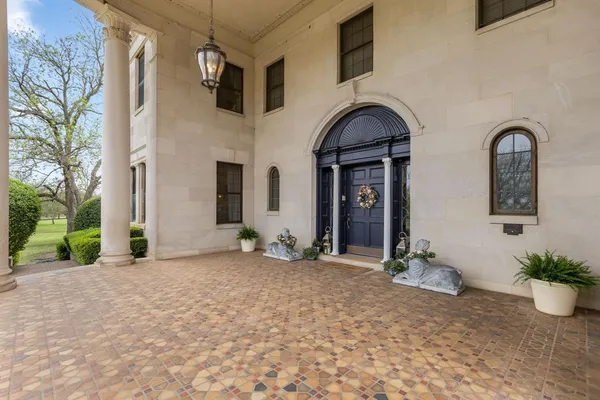 a view of a entrance of the house