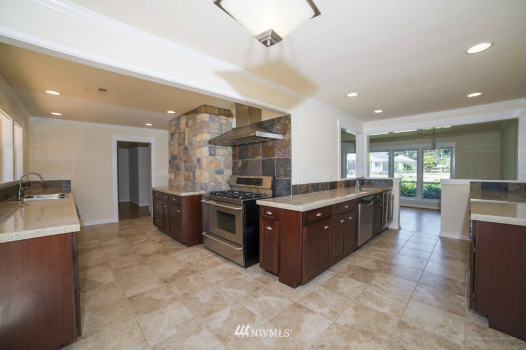 414 South Cabot Road Everett, WA 98203 - Photo 2 of 15