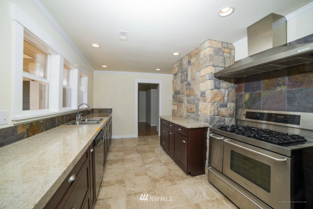 414 South Cabot Road Everett, WA 98203 - Photo 4 of 15
