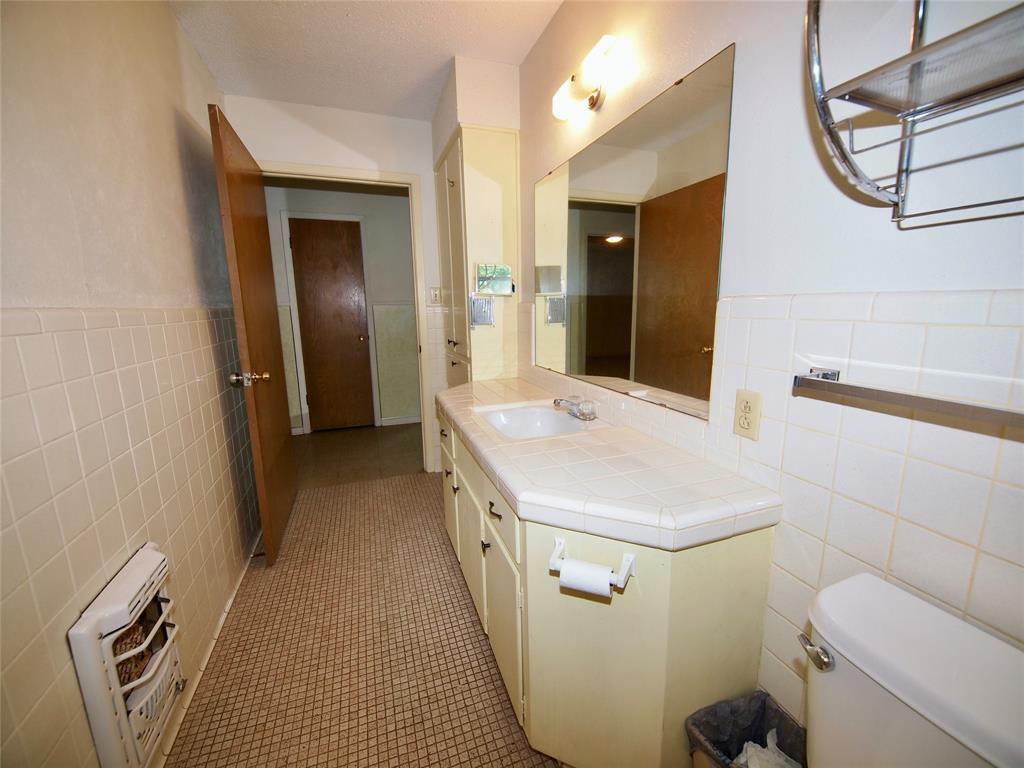 1441 Brazos Street Graham, TX 76450 - Photo 15 of 34 a utility room with dryer and washer