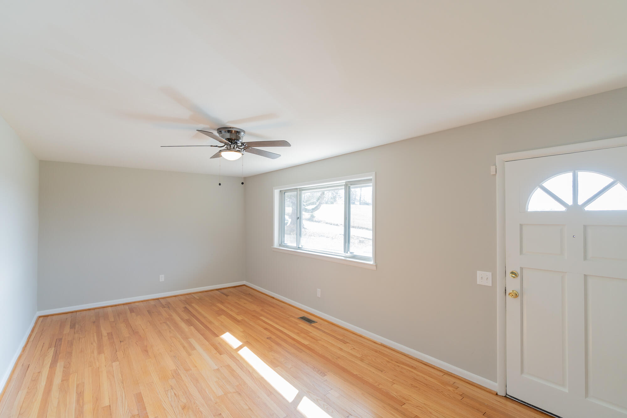 4617 Hancock Road Chattanooga, TN 37416 - Photo 2 of 47 Large living room window